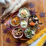 ・ 「季節のおばんざい」 リニューアルです。 ・季節野菜の筑前煮 ・しらすと小ねぎのやみつき和え ・さつまいもと豚肉の味噌カレー煮 ・かぼちゃとにんじんのピリ辛きんぴら ・大根とかぶの昆布茶漬け ・居場所のポテトサラダ 食欲の秋 実りの秋です。