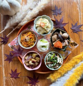 ・ 「季節のおばんざい」 リニューアルです。 ・季節野菜の筑前煮 ・しらすと小ねぎのやみつき和え ・さつまいもと豚肉の味噌カレー煮 ・かぼちゃとにんじんのピリ辛きんぴら ・大根とかぶの昆布茶漬け ・居場所のポテトサラダ 食欲の秋 実りの秋です。