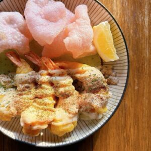 ・ 「大人のエビマヨ」 不動の人気です！ ソースにアルコールを効かせて 大人の味わいに… 揚げたて熱々でご提供します。