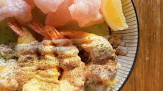 ・ 「大人のエビマヨ」 不動の人気です！ ソースにアルコールを効かせて 大人の味わいに… 揚げたて熱々でご提供します。