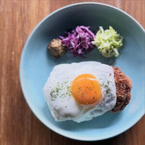・ 「肉にくしい牛メンチ」 ゴロっとした肉感をお楽しみいただけます。 とある若いご夫婦が 「思い出の味」に当店のメンチカツを選んでくださり 結婚式で再現されるそうです。 え?結婚式でメンチカツ?笑 というわずかな不安はありますが…笑 とにかく嬉しい!