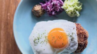 ・ 「肉にくしい牛メンチ」 ゴロっとした肉感をお楽しみいただけます。 とある若いご夫婦が 「思い出の味」に当店のメンチカツを選んでくださり 結婚式で再現されるそうです。 え？結婚式でメンチカツ？笑 というわずかな不安はありますが…笑 とにかく嬉しい！